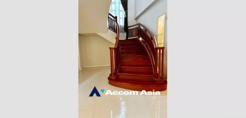 17  4 br House For Sale in Pattanakarn ,Bangkok  at Peaceful compound AA33210