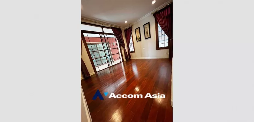 10  4 br House For Sale in Pattanakarn ,Bangkok  at Peaceful compound AA33210