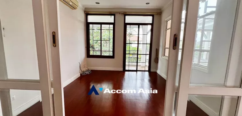 12  4 br House For Sale in Pattanakarn ,Bangkok  at Peaceful compound AA33210