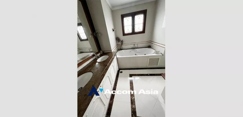 42  4 br House For Sale in Pattanakarn ,Bangkok  at Peaceful compound AA33210
