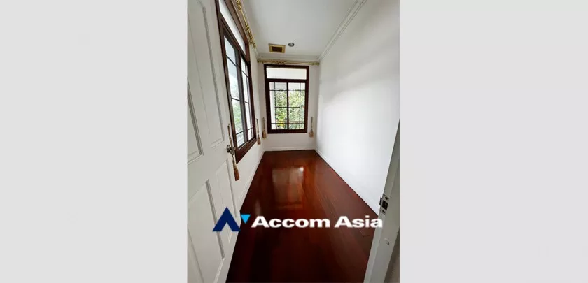14  4 br House For Sale in Pattanakarn ,Bangkok  at Peaceful compound AA33210