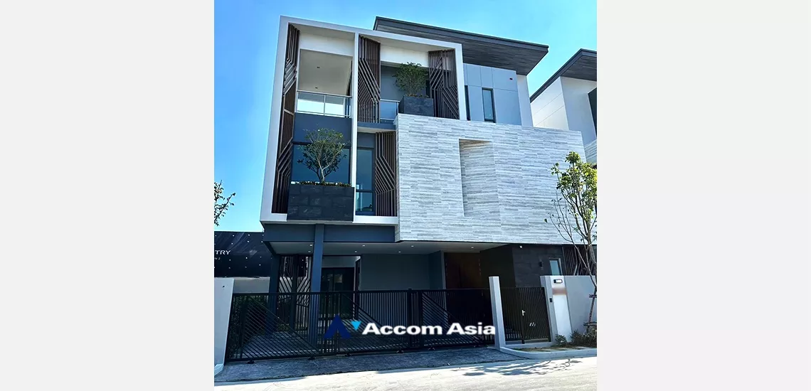 Pet friendly |  4 Bedrooms  House For Rent in Pattanakarn, Bangkok  near ARL Hua Mak (AA33222)