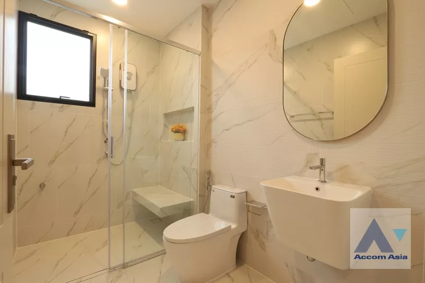 14  4 br House For Rent in Latkrabang ,Bangkok ARL Ban Thap Chang at Nantawan Rama 9 New Krungthepkreetha AA33242