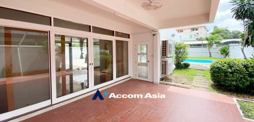  4 Bedrooms  House For Rent in Sukhumvit, Bangkok  near BTS Thong Lo (AA33264)