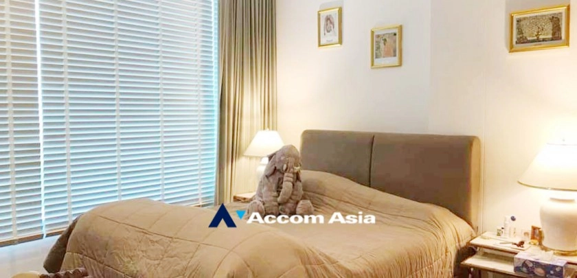  2 Bedrooms  Condominium For Sale in Ploenchit, Bangkok  near BTS Ratchadamri (AA33283)