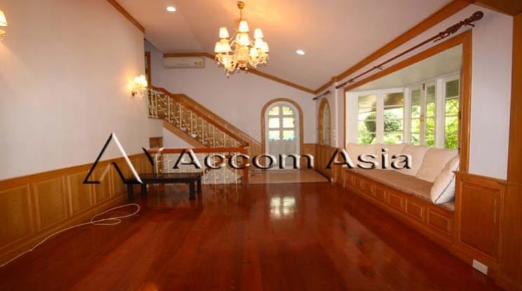 unit 4 Bedrooms  House For Rent in Sukhumvit, Bangkok  near BTS Thong Lo (64748)