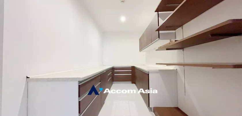 30  3 br Condominium For Sale in Ploenchit ,Bangkok BTS Chitlom at Somkid Gardens AA33297