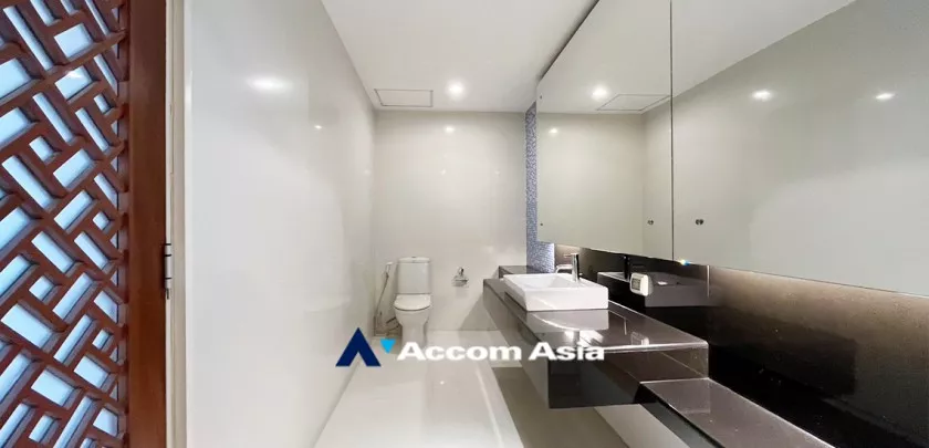 27  3 br Condominium For Sale in Ploenchit ,Bangkok BTS Chitlom at Somkid Gardens AA33297