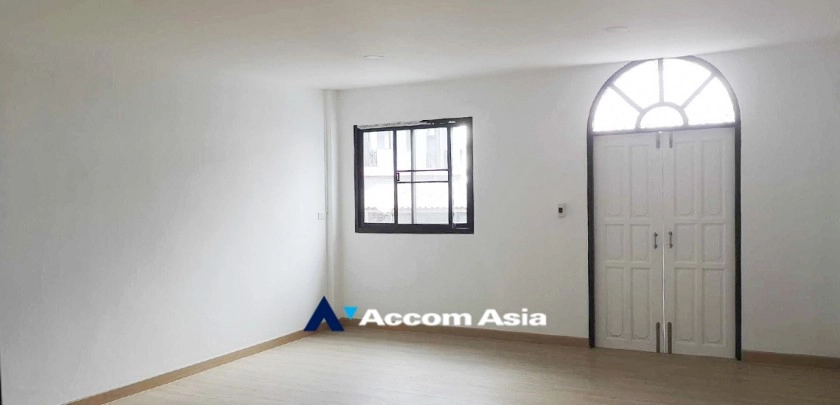  2 Bedrooms  Townhouse For Rent & Sale in Ratchadapisek, Bangkok  near MRT Thailand Cultural Center (AA33302)