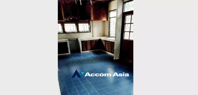  3 Bedrooms  House For Rent in Sukhumvit, Bangkok  near BTS Ekkamai (AA33310)