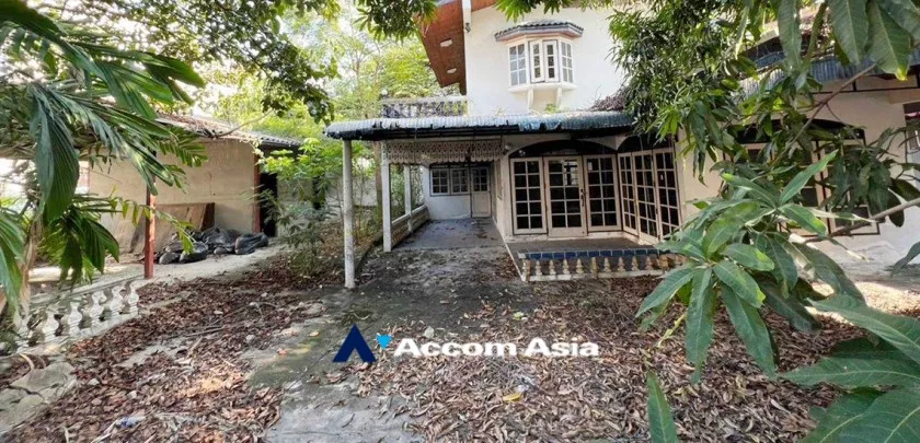  3 Bedrooms  House For Rent in Sukhumvit, Bangkok  near BTS Ekkamai (AA33310)