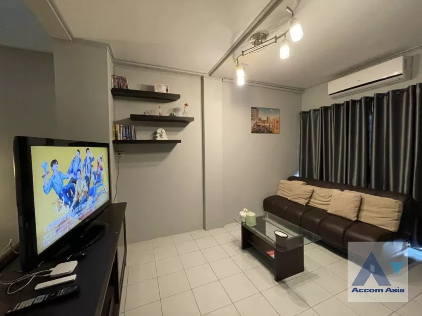 unit 5 Bedrooms  Townhouse For Rent in Ratchadaphisek, Bangkok  near MRT Sutthisan (AA33316)