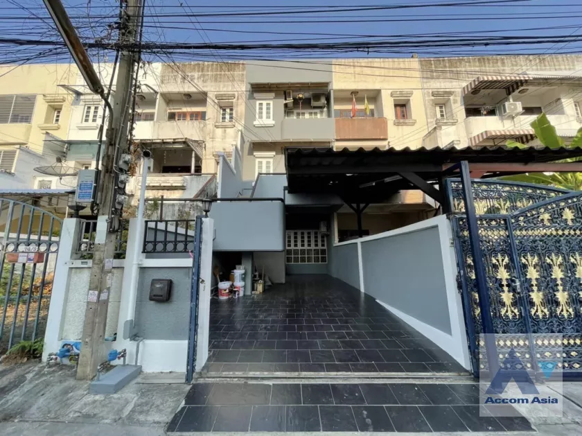  5 Bedrooms  Townhouse For Rent in Ratchadapisek, Bangkok  near MRT Sutthisan (AA33316)