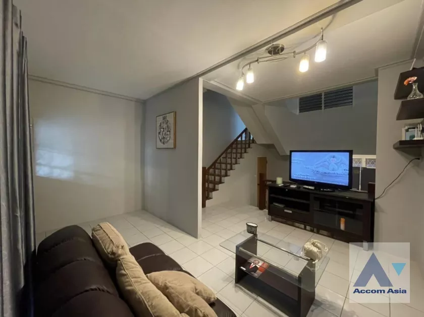unit 5 Bedrooms  Townhouse For Rent in Ratchadaphisek, Bangkok  near MRT Sutthisan (AA33316)