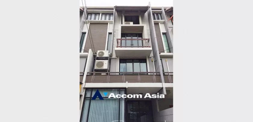 Home Office, Pet friendly |  6 Bedrooms  Townhouse For Rent in Pattanakarn, Bangkok  near BTS On Nut (AA33317)