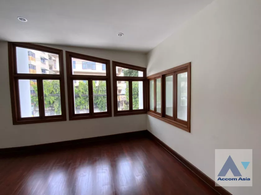 19  3 br House For Rent in phaholyothin ,Bangkok BTS Victory Monument AA33319