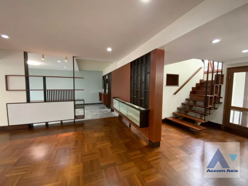 5  3 br House For Rent in phaholyothin ,Bangkok BTS Victory Monument AA33319