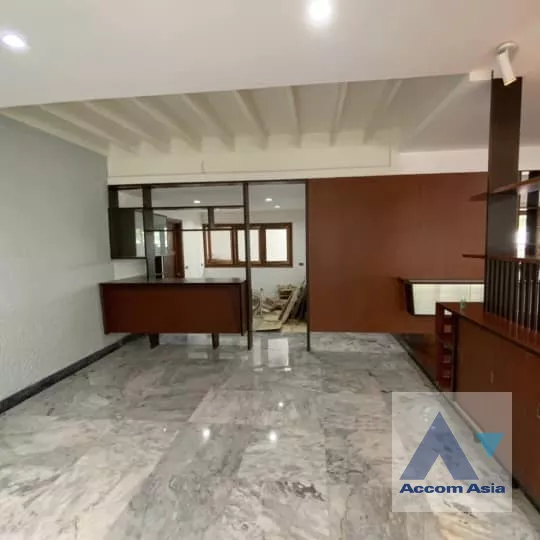  3 Bedrooms  House For Rent in Phaholyothin, Bangkok  near BTS Victory Monument (AA33319)