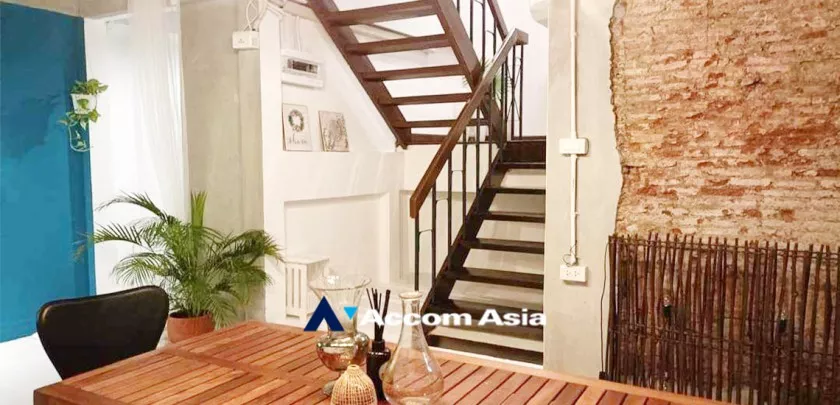  2 Bedrooms  House For Rent in Phaholyothin, Bangkok  near BTS Chitlom (AA33388)