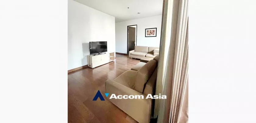 3 Bedrooms  Condominium For Rent in Ploenchit, Bangkok  near BTS Chitlom (AA33404)