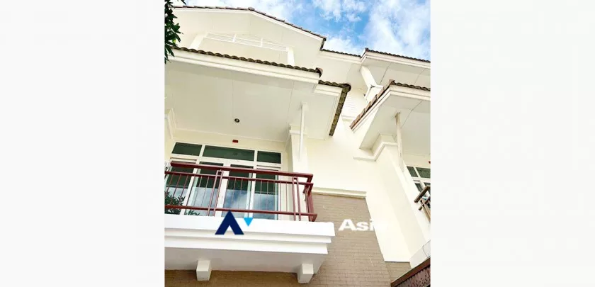  5 Bedrooms  Townhouse For Rent in Sathorn, Bangkok  near BRT Wat Dan (AA33445)