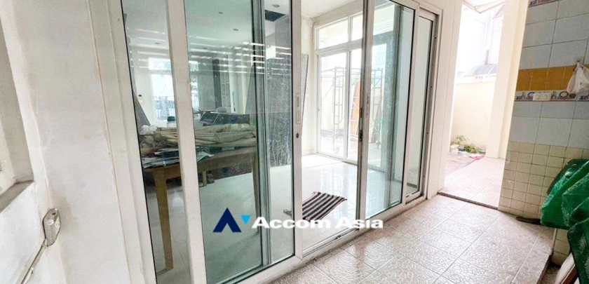 unit 5 Bedrooms  Townhouse For Rent in Sathorn, Bangkok  near BRT Wat Dan (AA33445)