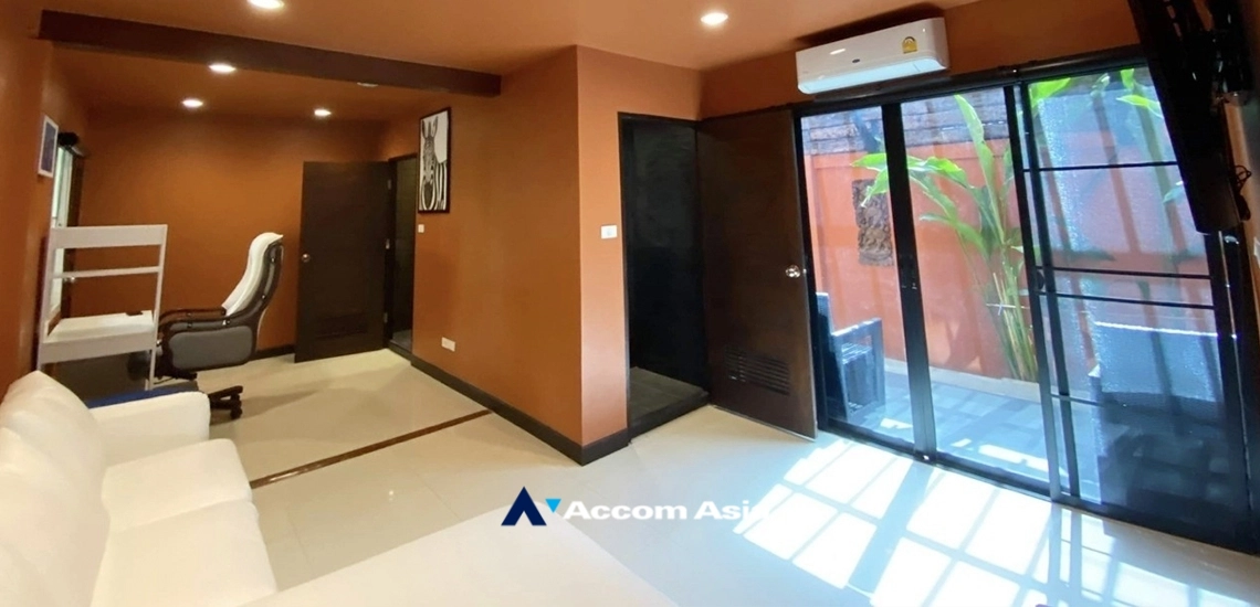 unit Warm-tone condo with terrace access and wood interiors in Sathorn (AA33457)