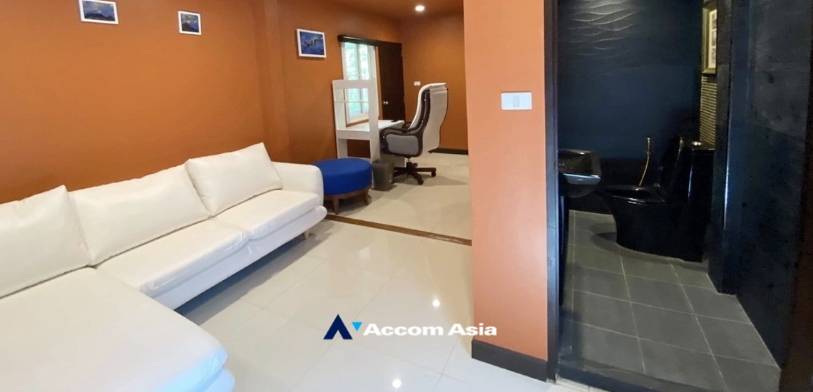  3 Bedrooms  House For Rent in Sathorn, Bangkok  near MRT Lumphini (AA33457)