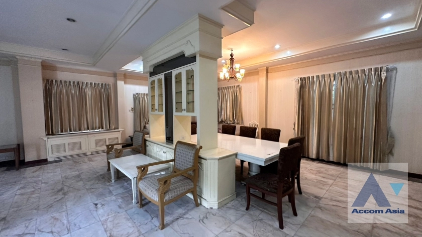  5 Bedrooms  House For Rent in Sukhumvit, Bangkok  near BTS Thong Lo (54767)
