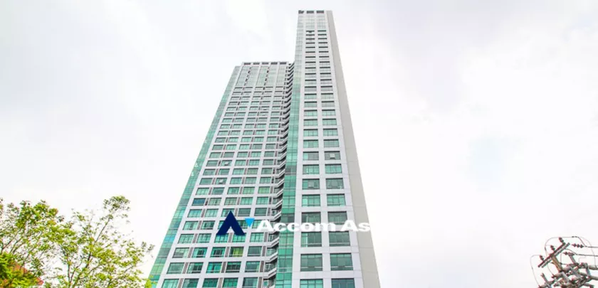  4 Bedrooms  Condominium For Sale in Charoennakorn, Bangkok  near BTS Krung Thon Buri (AA33482)