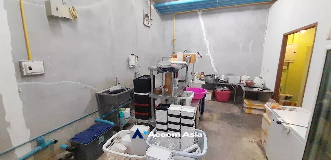 5  Retail / Showroom For Rent in Sukhumvit ,Bangkok BTS Asok - MRT Phetchaburi at Community Mall for rent AA33486