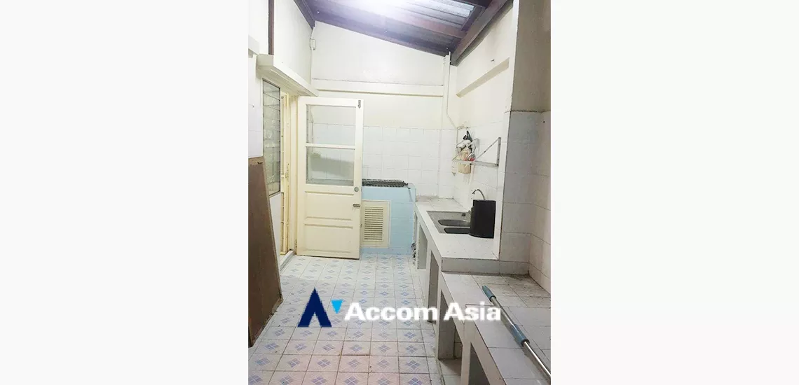  3 Bedrooms  House For Rent in Bangna, Bangkok  near BTS Bang Chak (AA33496)