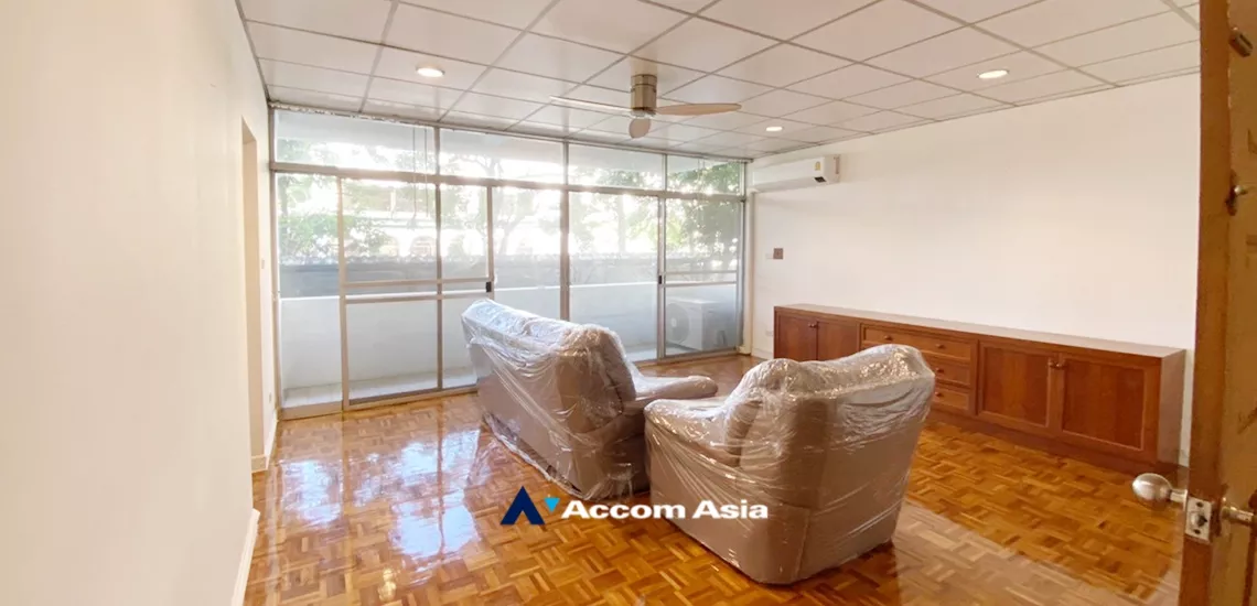  4 Bedrooms  Apartment For Rent in Sukhumvit, Bangkok  near BTS Phrom Phong (AA33510)