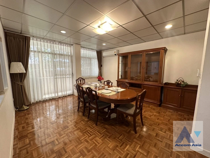 unit 4 Bedrooms  Apartment For Rent & Sale in Sukhumvit, Bangkok  near BTS Phrom Phong (AA33510)