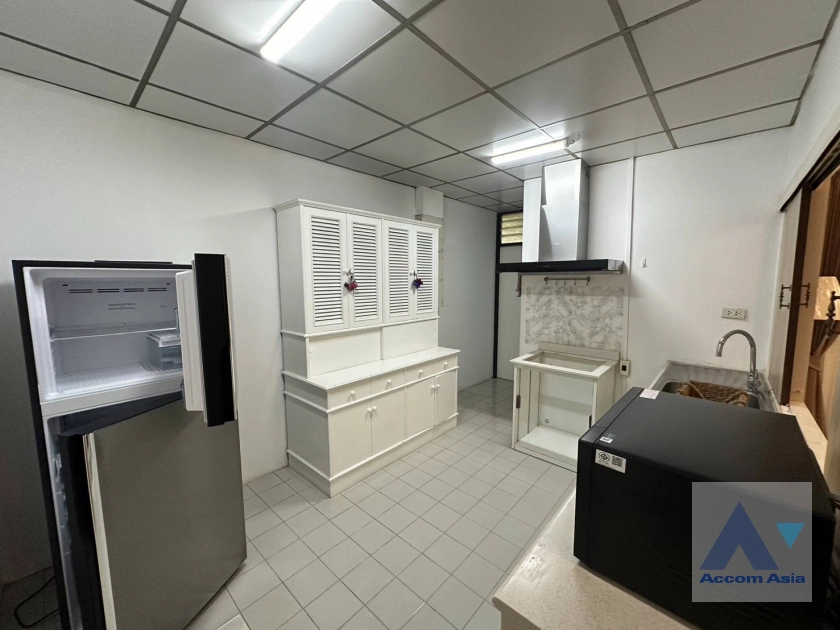 unit 4 Bedrooms  Apartment For Rent & Sale in Sukhumvit, Bangkok  near BTS Phrom Phong (AA33510)