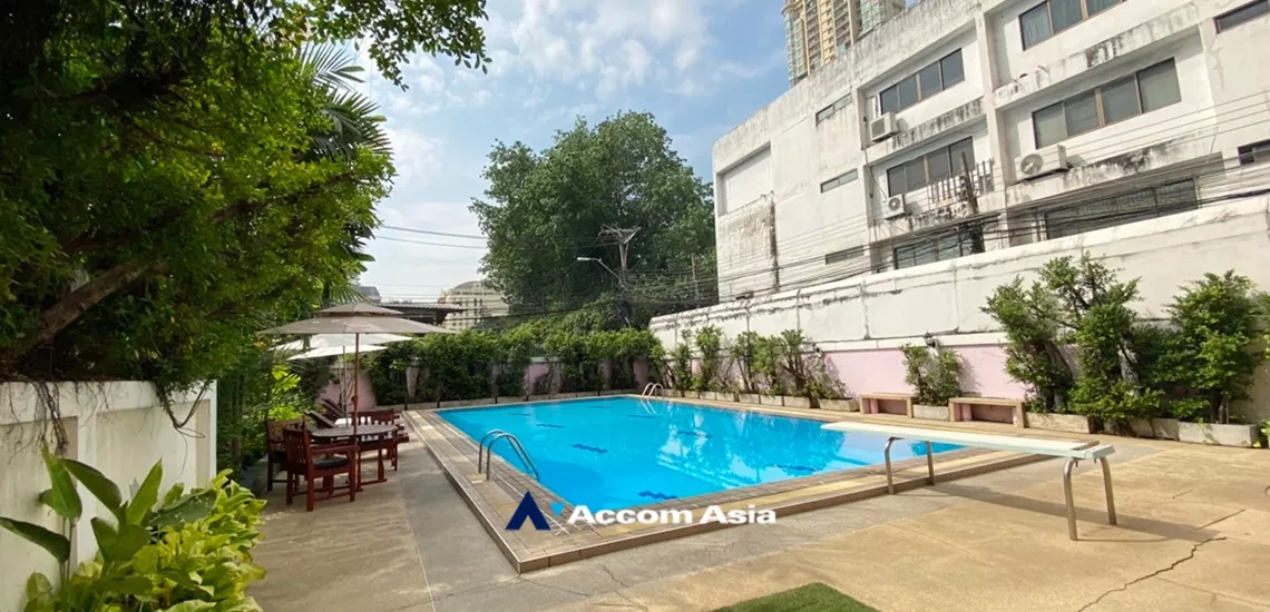  3 Bedrooms  Apartment For Rent in Sukhumvit, Bangkok  near MRT Phetchaburi (AA33513)