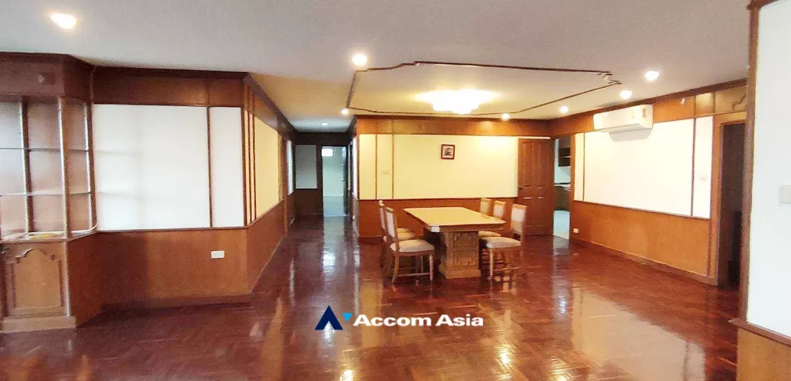 Pet friendly |  3 Bedrooms  Apartment For Rent in Sukhumvit, Bangkok  near BTS Ekkamai (AA33541)