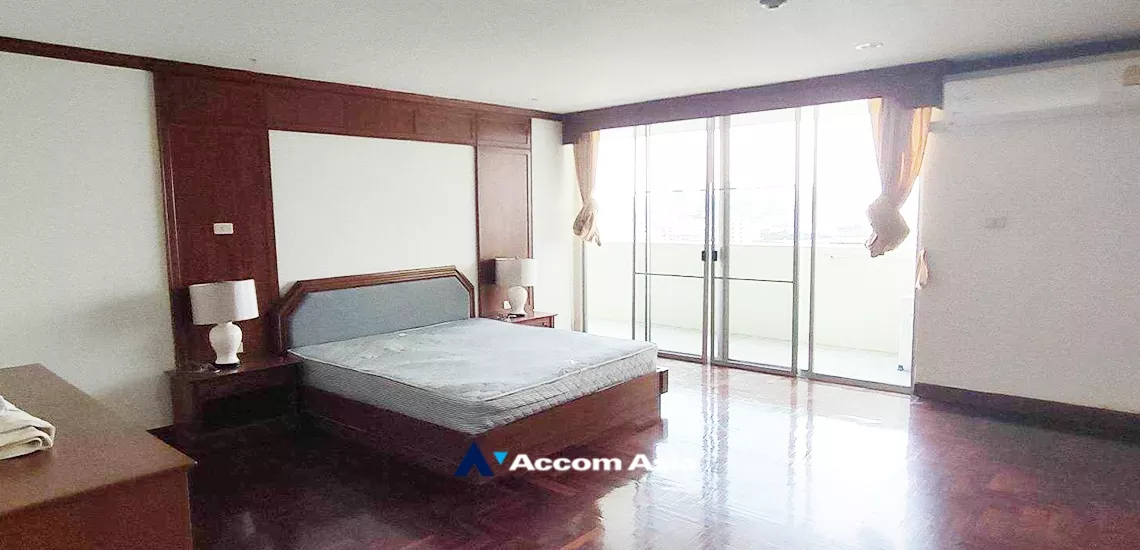 Pet friendly |  3 Bedrooms  Apartment For Rent in Sukhumvit, Bangkok  near BTS Ekkamai (AA33541)