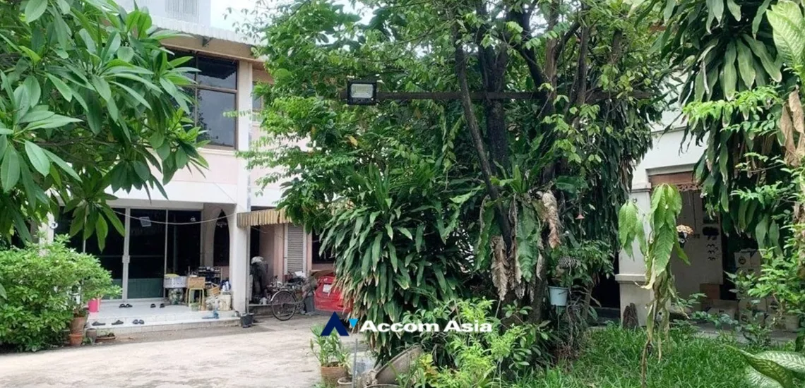  6 Bedrooms  House For Sale in Sukhumvit, Bangkok  near BTS Ekkamai (AA33545)