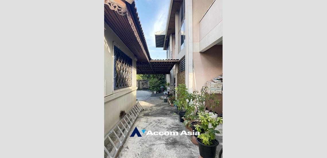  1  6 br House For Sale in Sukhumvit ,Bangkok BTS Ekkamai AA33545