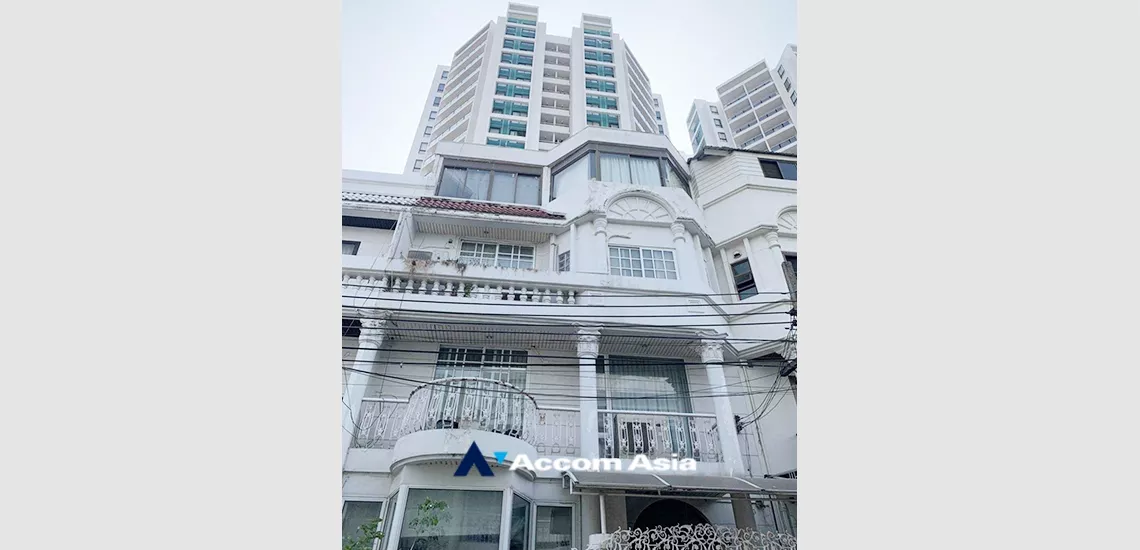  6 Bedrooms  House For Sale in Sathorn, Bangkok  (AA33564)