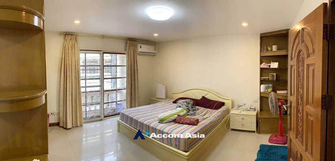  6 Bedrooms  Townhouse For Rent in Sathorn, Bangkok  near BRT Thanon Chan (AA33571)