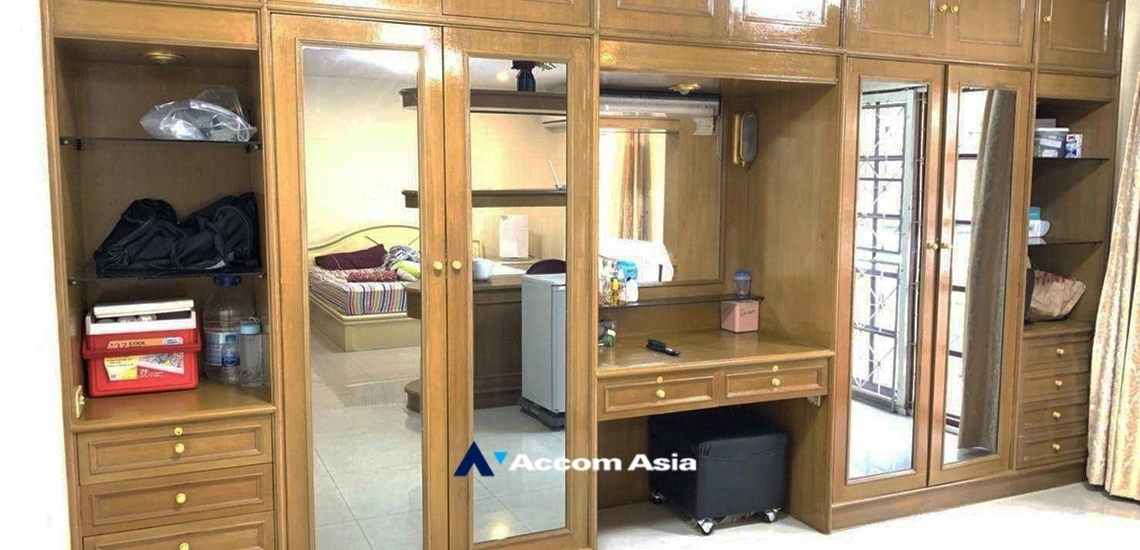 6  6 br Townhouse for rent and sale in Sathorn ,Bangkok BRT Thanon Chan at Taweewattana Villa AA33571