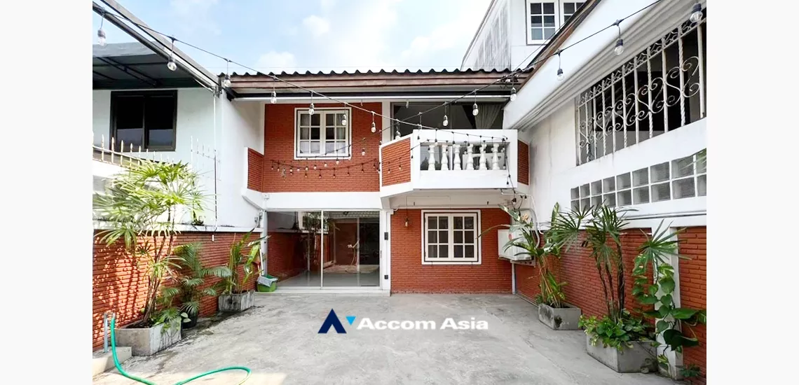 unit 3 Bedrooms  House For Rent in Sukhumvit, Bangkok  near BTS Phra khanong (AA33573)