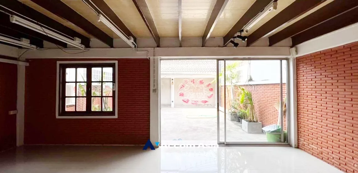 unit 3 Bedrooms  House For Rent in Sukhumvit, Bangkok  near BTS Phra khanong (AA33573)