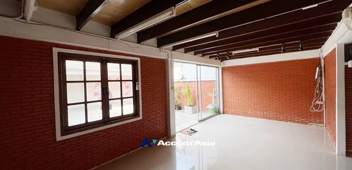 unit 3 Bedrooms  House For Rent in Sukhumvit, Bangkok  near BTS Phra khanong (AA33573)