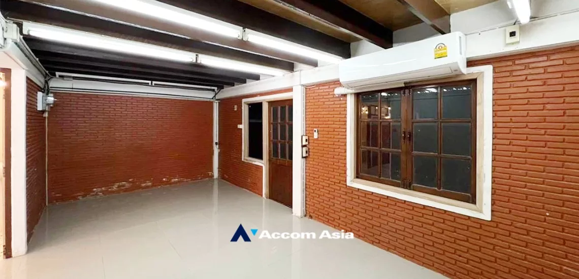 unit 3 Bedrooms  House For Rent in Sukhumvit, Bangkok  near BTS Phra khanong (AA33573)