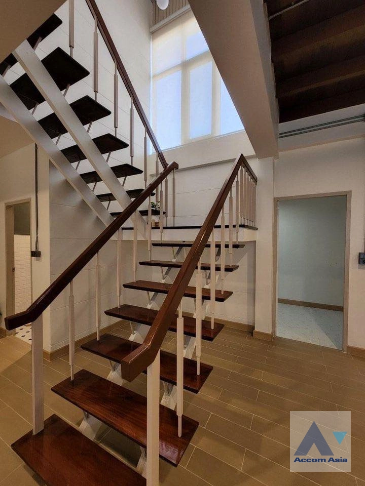 9  3 br House for rent and sale in Sukhumvit ,Bangkok BTS Ekkamai AA33648