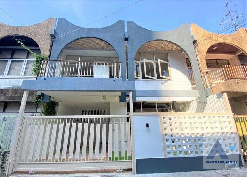  2 Bedrooms  House For Rent & Sale in Sukhumvit, Bangkok  near BTS Ekkamai (AA33648)