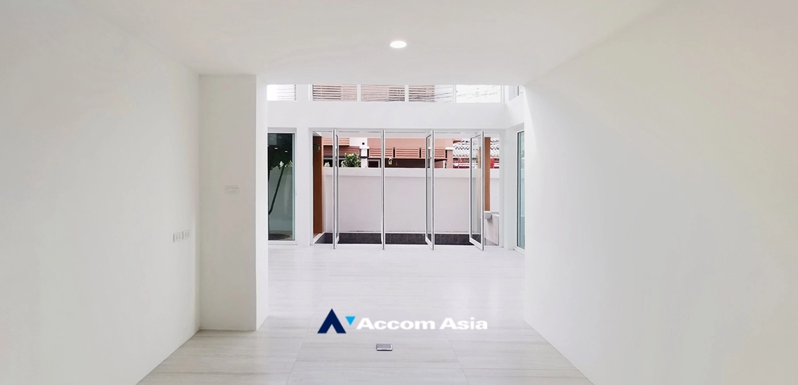 4  5 br House for rent and sale in Pattanakarn ,Bangkok BTS On Nut AA33659